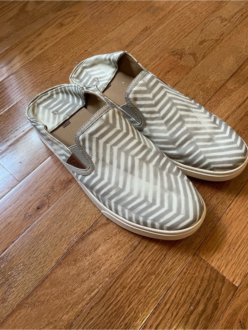 OluKai Pehuea PA’I Women's Slip-On Flats in Beige and White Chevron Size 11